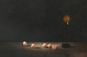 Goldene Lampe und Eier