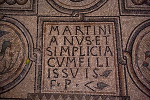 Detail einer Inschrift (Mosaik)