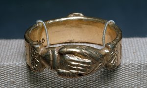 Ehering. Aus Schottland. 15. Jahrhundert. London, Victoria and Albert Museum von Scottish School