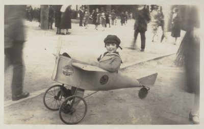 Junge in einem Spielzeugflugzeug von (after) English photographer