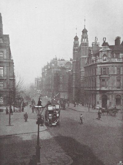 Sloane Square und Straße, und Holy Trinity Church von (after) English photographer