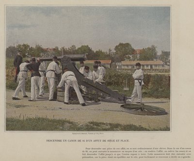 95-mm-Kanone von einem Belagerungslafette absenken und platzieren von (after) French Photographer