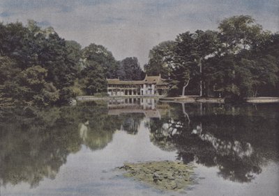 Le Petit Trianon, Blick auf das Dorf und den See von (after) French Photographer