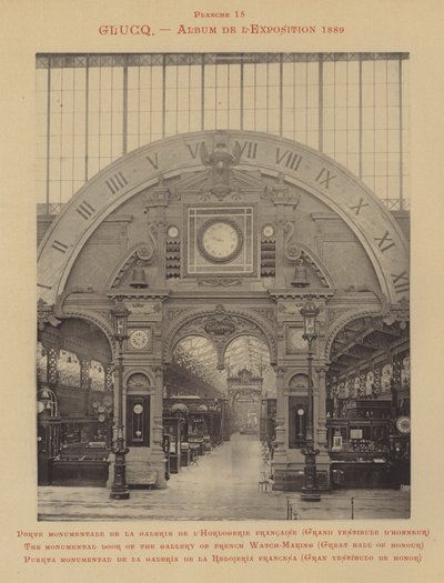 Das monumentale Tor der Galerie der französischen Uhrmacherei, Große Ehrenhalle (s/w Foto) von (after) French Photographer