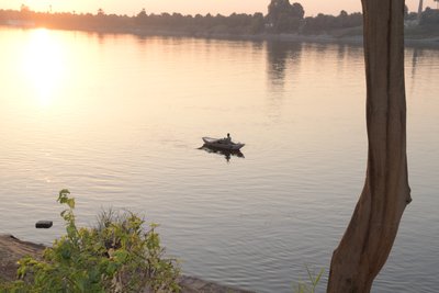 Goldene Sonnenuntergangsreflexionen auf einem ruhigen Fluss von Albert Mansour