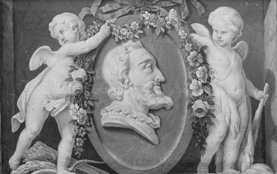 Büste von Henri IV in ovalem Medaillon mit blauem Grund, unterstützt von zwei Putten, 18. Jahrhundert von 18th century . French Painter