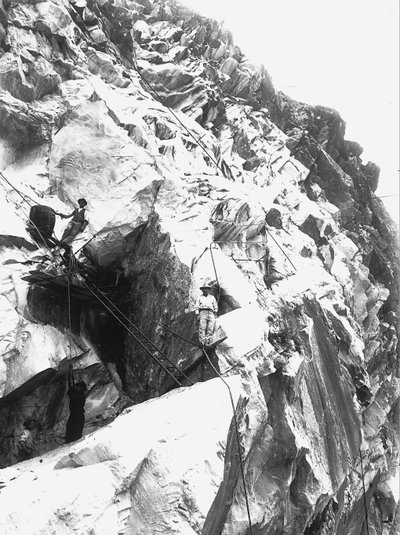 Bagger bei der Arbeit in einem Steinbruch der Firma "Fabbricotti" in Lorano, in den Apuanischen Alpen (s/w Foto) von A. Corsini