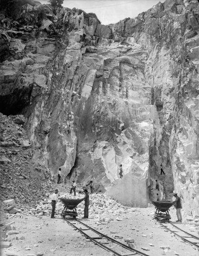 Arbeiter in einem Marmorbruch in den Apuanischen Alpen, Toskana (s/w Foto) von A. Corsini