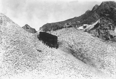 Transport eines riesigen Konvois mit Marmor entlang einer Straße in der Nähe eines Steinbruchs in den Apuanischen Alpen, Toskana von A. Corsini