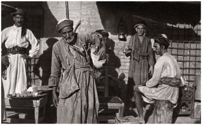 Kostenlose Verteilung von kaltem Trinkwasser, Irak, 1925 von A. Kerim
