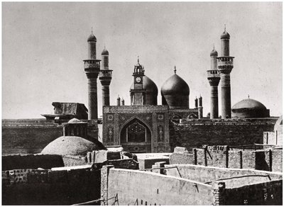 Die goldenen Kuppeln und Minarette der al-Kadhimiya-Moschee, Bagdad, Irak, 1925 von A. Kerim