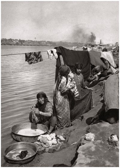 Wäscherinnen am Ufer des Tigris, Bagdad, Irak, 1925 von A. Kerim