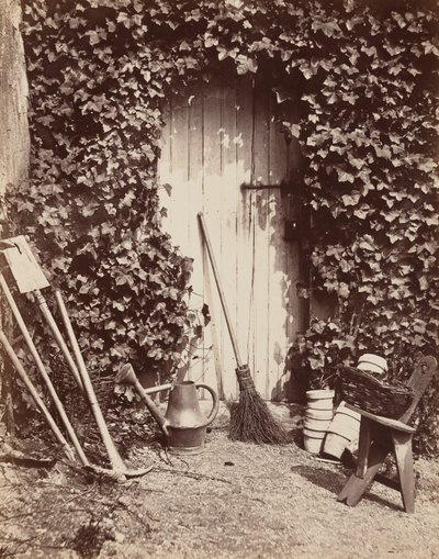 Türöffnung mit Gartengeräten, um 1860 von Abel Briquet