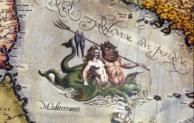 Triton und Sirene im Mittelmeer. „Theatrum Orbis Terrarum“ von Abrahm Ortelius, Antwerpen 1584. von Abraham Ortelius