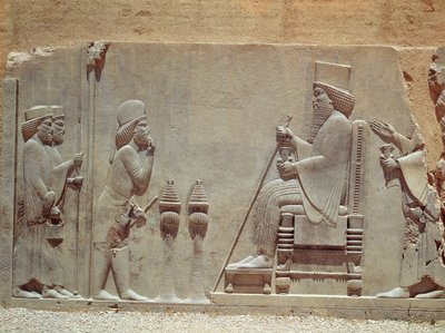 Ein medischer Offizier, der König Darius I. huldigt, aus dem Schatzhaus, ca. 515 v. Chr. (Kalkstein) von Achaemenid