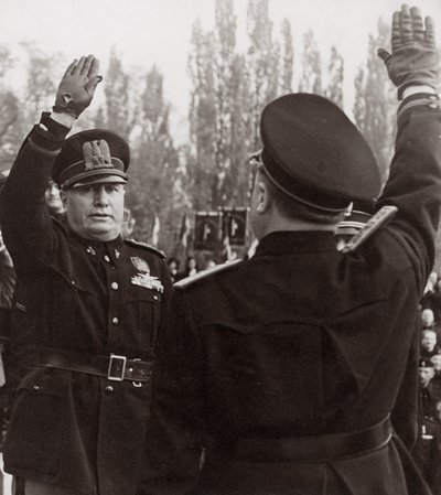 Benito Mussolini ehrt einen faschistischen Beamten mit einem Salut von Achille Villani
