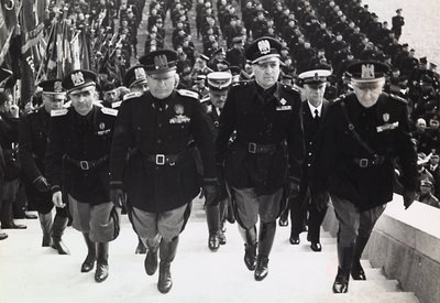 Mussolini bei einer Militärparade von Achille Villani