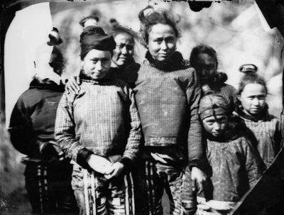 Gruppenporträt von Inuit-Mädchen und -Frauen von Admiral Edward Augustus Inglefield