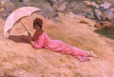 Mädchen, das am Strand mit einem rosa Sonnenschirm liegt von Adolfo Belimbau