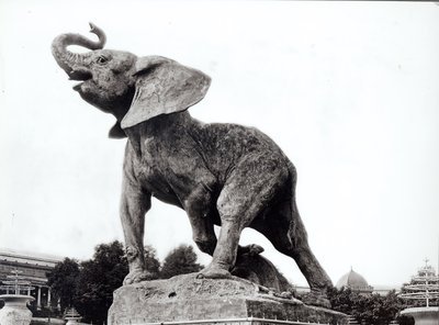 Junger Elefant in einer Falle (1878) von Emmanuel Fremiet (1824-1910) vor dem Trocadero-Palast, gebaut für die Weltausstellung (1878), Paris, 1888 von Adolphe Giraudon