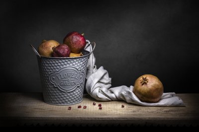 Rustikales Granatapfel Stillleben von Adriana Vitale