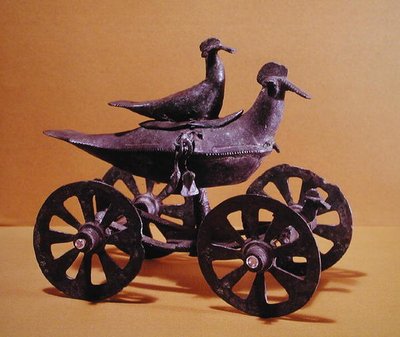 Votivwagen in Form von zwei Vögeln, aus Glasinac bei Sarajevo von Iron Age