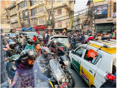 Verkehr in Kathmandu von Agnes Girardon