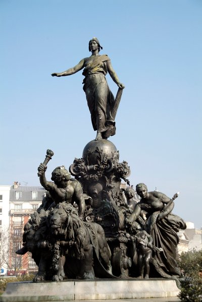 Der Panzer der Nation oder Triumph der Republik. Symbol des allgemeinen Wahlrechts. Stehend auf einem von zwei Löwen (Symbol der Volkskraft) gezogenen Panzer ist Marianne von den Allegorien der Arbeit, Gerechtigkeit, Frieden und Fülle umgeben von Aime Jules Dalou