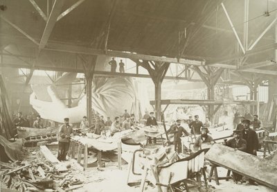 Männer in einer Werkstatt, die Kupferplatten für den Bau der Freiheitsstatue hämmern, 1883 von Albert Fernique
