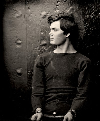 Lewis Powell in Handfesseln an Bord der USS Saugus, 1865 von Alexander Gardner
