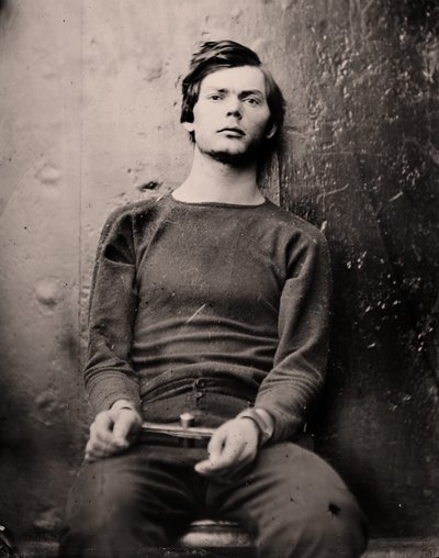 Lewis Powell in Handfesseln an Bord der USS Saugus, 1865 von Alexander Gardner