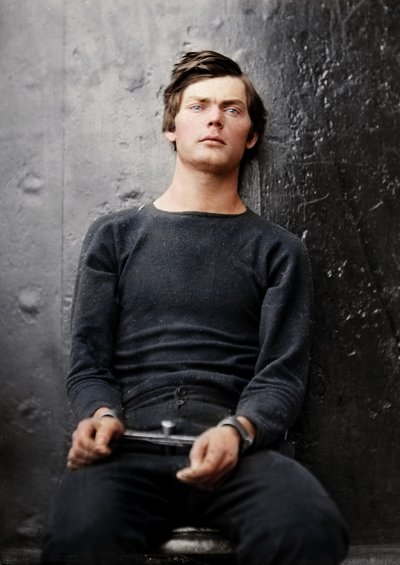 Lewis Powell in Handfesseln an Bord der USS Saugus, 1865 von Alexander Gardner