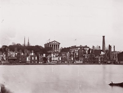 Ruinen am Nordufer des Kanals, Richmond, 1865 von Alexander Gardner