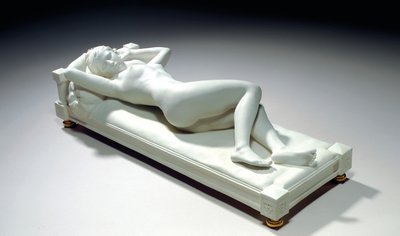 Sevres-Biskuitfigur einer liegenden Nackten, 