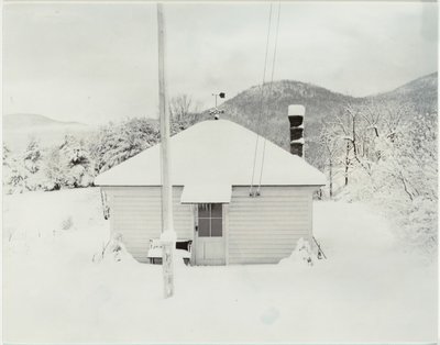 Erster Schnee und das kleine Haus von Alfred Stieglitz