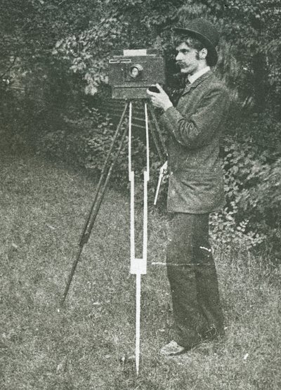 Selbstporträt mit Kamera, Stativ und Pistole, 1886 von Alfred Stieglitz