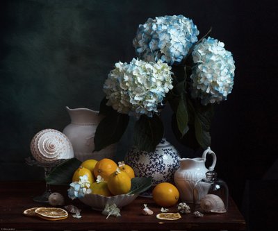 Blaue Hortensien und Zitronen von Alina Lankina
