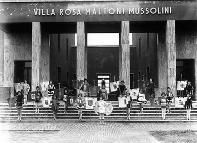 Villa Rosa Maltoni Mussolini: Gruppe junger Mädchen als Pagen verkleidet von Fratelli Alinari