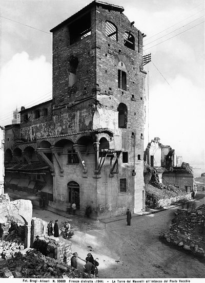 Zweiter Weltkrieg: Schäden durch den Bombenangriff am Mannelli-Turm am Ende der Ponte Vecchio in Florenz. Dieses Foto war früher Teil der Brogi-Sammlung, gehört aber jetzt zur Alinari-Sammlung von Fratelli Alinari