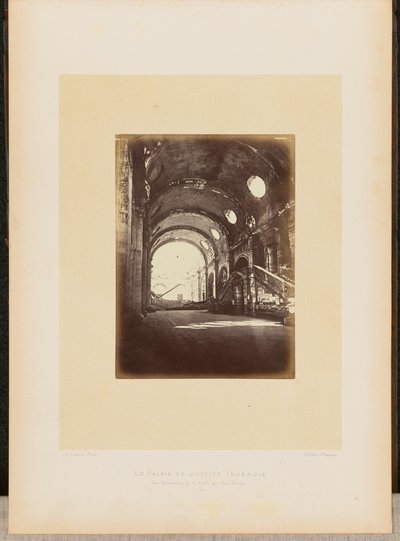 Der niedergebrannte Justizpalast. Innenansicht des Salle des Pas-Perdus. von Alphonse J. Liébert