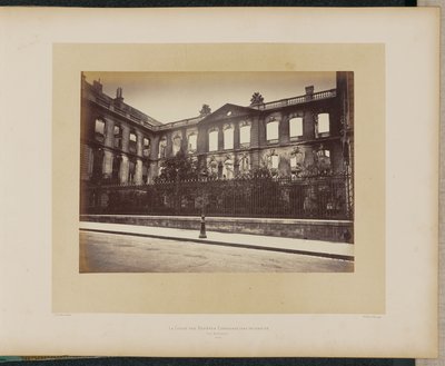 Die abgebrannte Caisse des Dépôts et Consignations. Außenansicht. von Alphonse J. Liébert