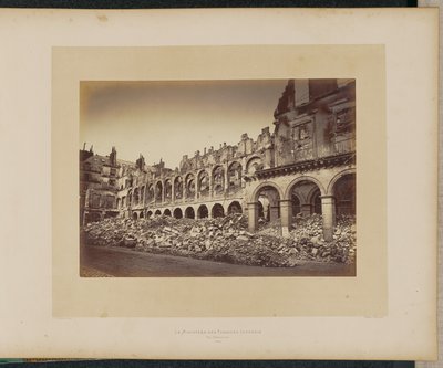 Das abgebrannte Finanzministerium. Außenansicht. von Alphonse J. Liébert