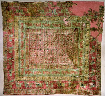 Teppich mit Pferden, Reitern, Damhirschen und Greifen, aus den Pazyryk-Grabhügeln, 5.-4. Jahrhundert v. Chr. (Textil) von Altaic School