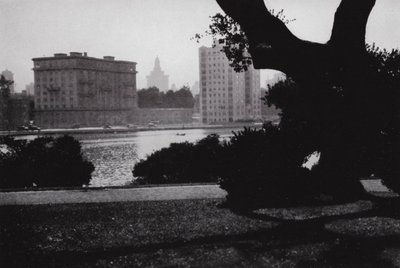 Kalifornien: Oakland, Lake Merritt, im Herzen der Stadt, umgeben von großen Gebäuden und vielen schönen Häusern von American Photographer (after)