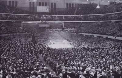 Chicago: Innenansicht des Chicago Stadiums während einer Boxausstellung (s/w Foto) von American Photographer (after)