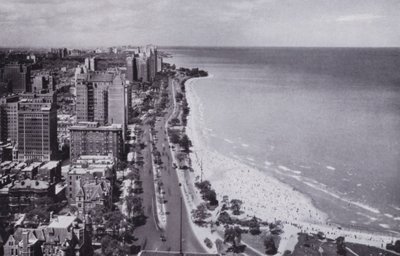 Chicago: Sheridan Road und Oak Street Beach, Blick nach Norden vom Drake Hotel von American Photographer (after)