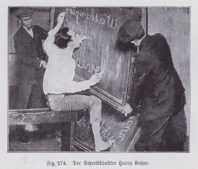 Harry Kahne, amerikanischer Mann, der gleichzeitig mit beiden Händen, beiden Füßen und seinem Mund schreiben kann (s/w Foto) von American Photographer (after)