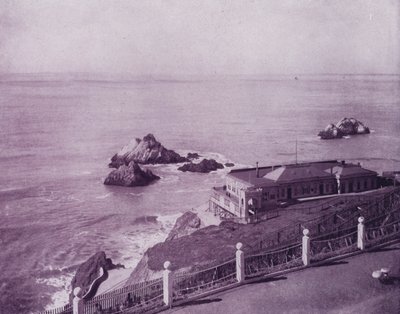 Seal Rocks und Cliff House am Golden Gate, San Francisco (s/w Foto) von American Photographer (after)