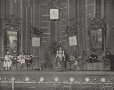 Ein Tanz im Kairo-Theater von American Photographer