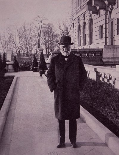 Andrew Carnegie vor seiner Villa in der Fifth Avenue, New York von American Photographer